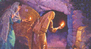 women looking into Jesus' empty tomb